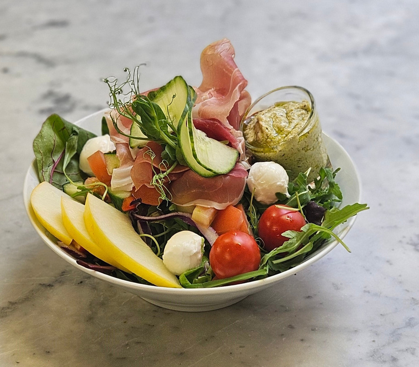 Sallad med prosciutto & mozzarella