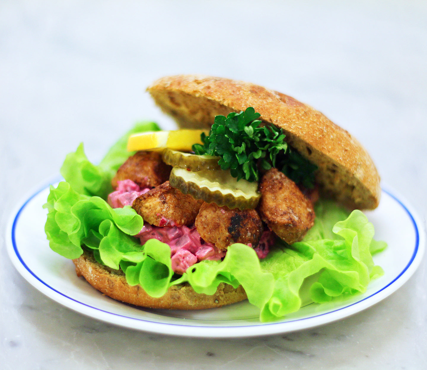 Köttbullesmörgås med rödbetssallad